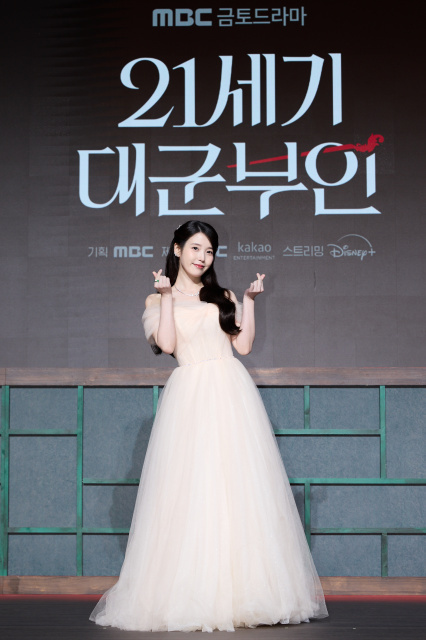 IU、『おつかれさま』からのプレッシャーは「ない」　役を体現するセリフも披露【『21世紀の大君夫人』会見】