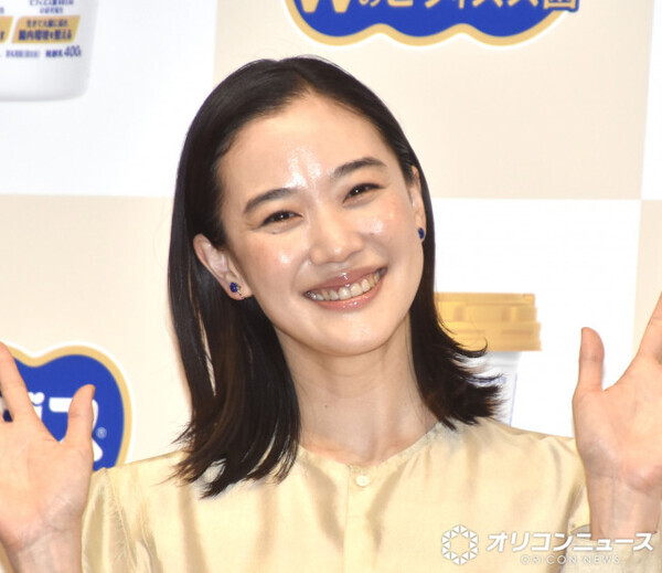 蒼井優、ベージュのワンピースでイベント登場「フタになった気持ちで」　同じカラーのネイルは血豆隠しのためだった