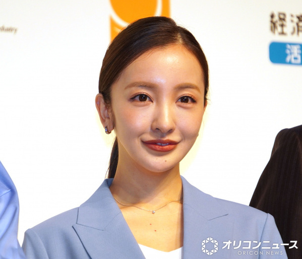 板野友美、普段着ることが少ない衣装に「背筋が伸びる」　林芳正総務大臣は思わず「この社長のもとで働きたい」