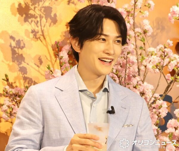 町田啓太、朝から飲酒に笑顔「すいません、仕事中に…」テイスティングで流ちょうなコメントを披露