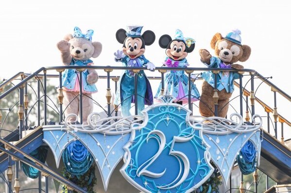 東京ディズニーシー、25周年イベントをひと足早くお披露目　ミッキー＆ミニーらが“ジュビリーブルー”の衣装で登場　4・15より約1年間にわたって開催
