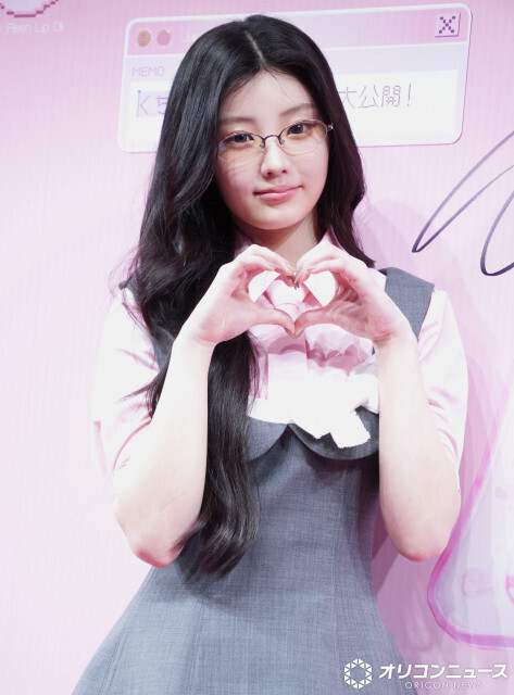 ILLIT・WONHEE（ウォンヒ）、“オフィススタイル”披露　来日イベントに笑顔「とてもうれしい」