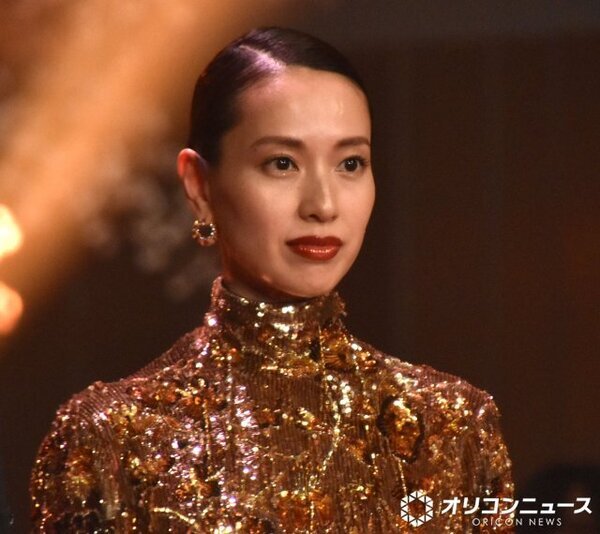戸田恵梨香、大胆背中見せ！　ゴージャスな金色ドレスで登場　パーティー模したイベントに「ドキドキ」