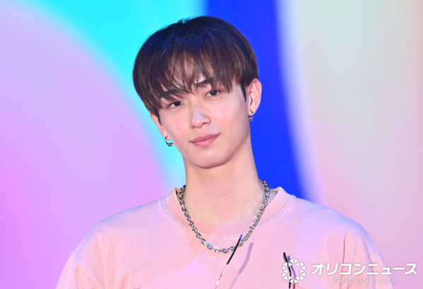 野村康太、“彼氏感スタイル”で魅了　サングラス外し→笑顔に大歓声