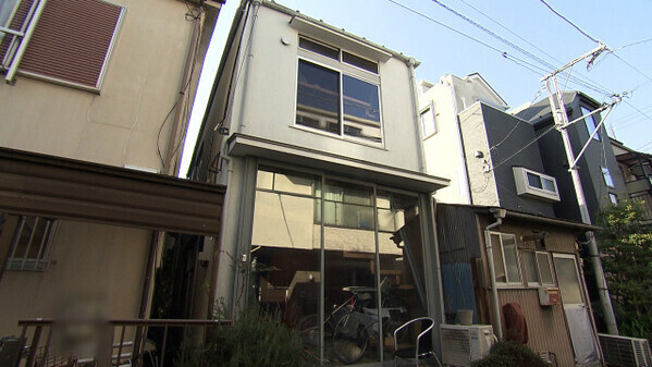 10坪の狭小住宅、3分の1を占める巨大階段→問題克服した理由【住人十色】