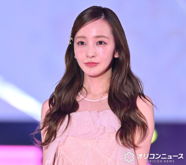 板野友美、ふんわりドレスで美脚披露　エレガント雰囲気放つ