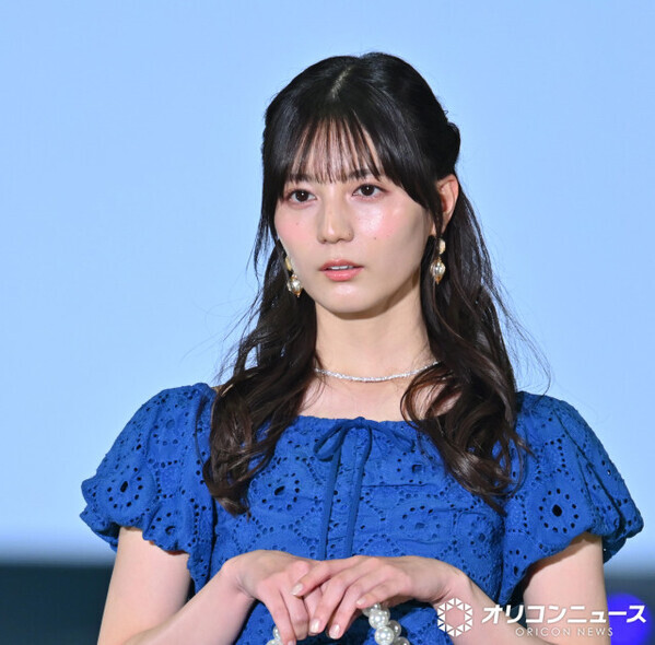 日向坂46小坂菜緒、『ガルアワ』初夏の涼しげフェミニンスタイル披露