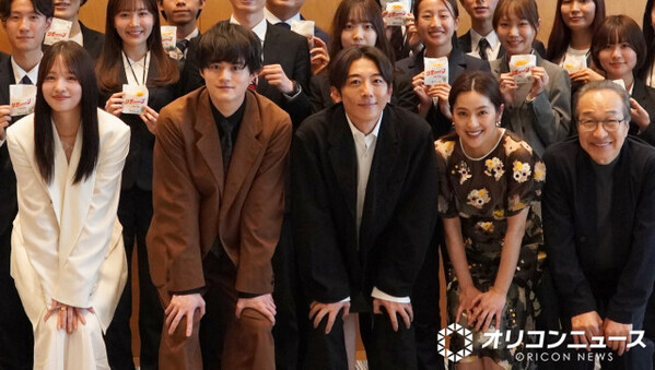 高橋一生ら『リボーン』キャスト陣、テレ朝の新人研修にサプライズ登場　劇中の商店街名物のコロッケプレゼント