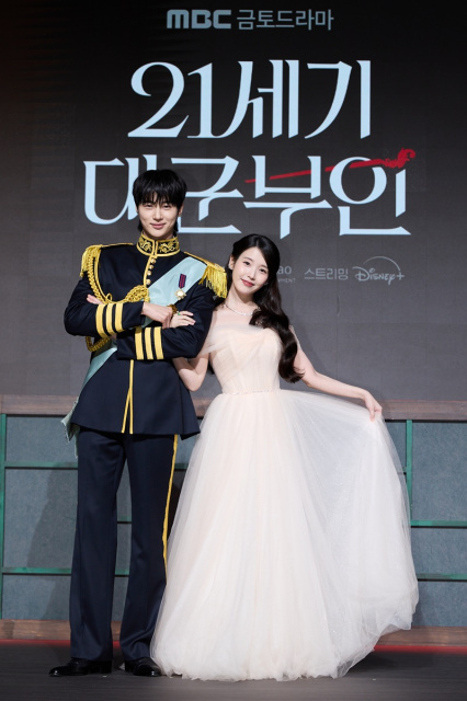 IU、撮影のたびに「ウソクさんにキュン」　ビョン・ウソクとの10年ぶりの共演語る　韓国ドラマ『21世紀の大君夫人』、日本語吹替予告も公開