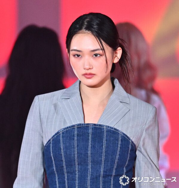 櫻坂46・山崎天、マニッシュコーデで『ガルアワ』幕開けをクールに飾る