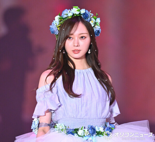 乃木坂46梅澤美波、卒業前ラスト『ガルアワ』ファッションステージで大トリ　ウェディングドレス風ワンピースで華やかに飾る