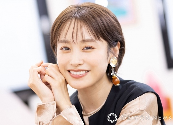 高橋愛、いとこの“K-POPアーティスト”とダンス動画公開「何となくダンスも似てる」「こんな世界線が…」「気まプリを!?」