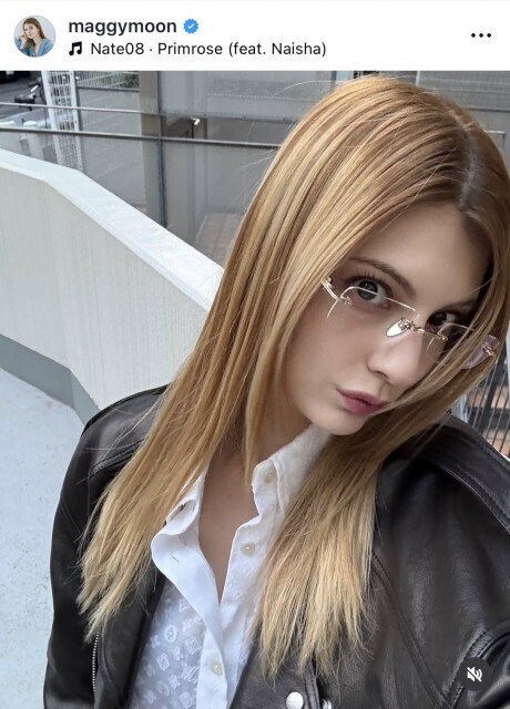 マギー、春の“超ミニスカ”モノトーンコーデ披露に反響「足なげぇ～」「かわ美脚」「こんな衣装も、かっこよく着こなし、最高」