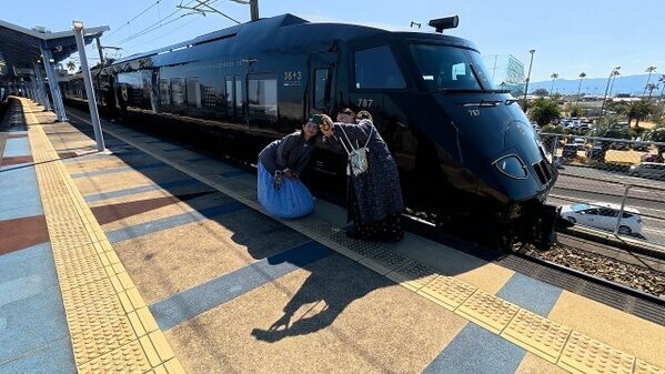 “仲良し俳優”常盤貴子＆石田ひかり、豪華観光列車＆レストラン電車に乗車　九州グルメ旅