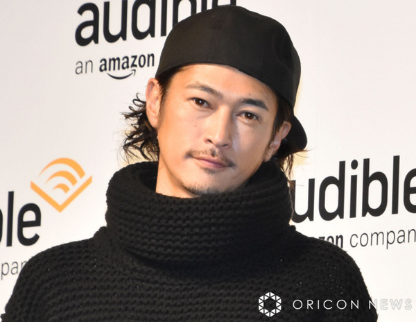 窪塚洋介、弟たちとのレアな兄弟3ショットに反響「わぁー！最高！」「かっこいい三兄弟 当たり前だけど似てる」　スーツ＆カジュアルコーデ着こなし雑誌で初共演