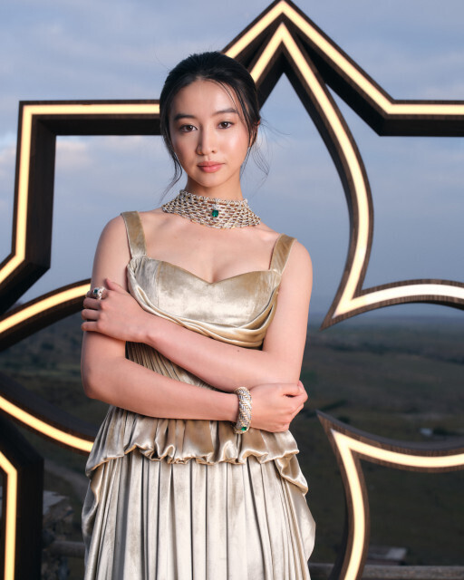 Koki, ゴージャスにモロッコ登場　ルイ・ヴィトンのシャンパン色ドレス＆ハイジュエリー