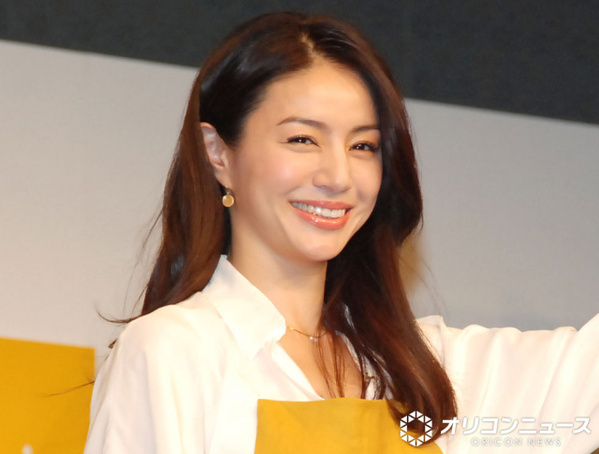 井川遥、新ヘアスタイルで“躍動感”あふれる最新ショット　「お綺麗すぎて目が眩しすぎる」「振り向き最高」と絶賛の嵐