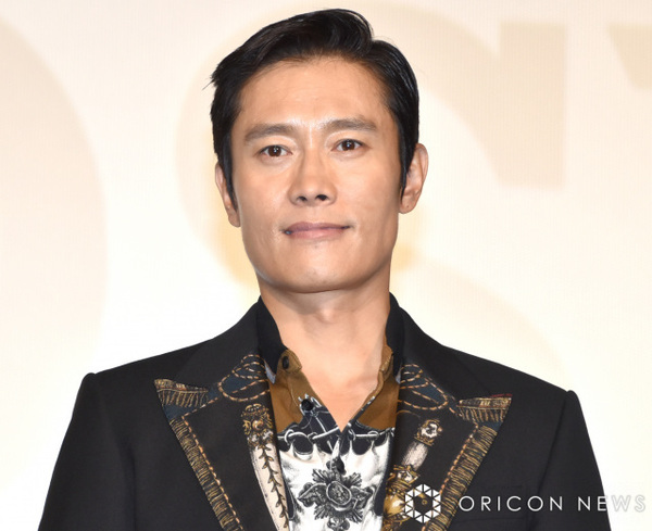 イ・ビョンホン、妻イ・ミンジョンの密着に「テレパシーで答える」　日本ファンミ舞台裏で見せた“意外すぎる素顔”公開