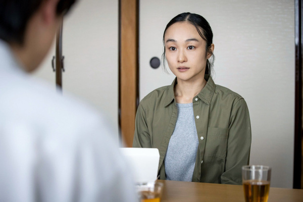 『LOVED ONE』小野ゆり子、過酷な状況に翻弄される母親に【コメントあり】