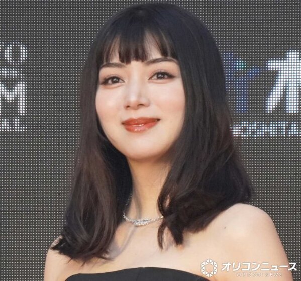 池田エライザ、USJ満喫コーデに反響「めっちゃ絵になる」「可愛すぎ」　購入グッズを使った着こなしも