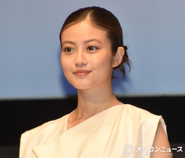 今田美桜、ホワイト衣装で晴れやかに　『アキュビュー』アンバサダー就任「目はチャームポイントと言っていただくことも多い」