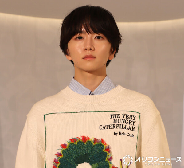 板垣李光人、印象的な“はらぺこあおむし”ニットを披露「ファッションという場で会えてうれしかった」