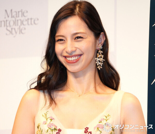 中条あやみ、マリー・アントワネットに影響受ける　花の刺繍あしらったロココ調ドレスで登場