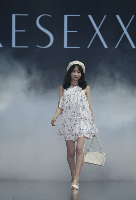 FRUITS ZIPPER櫻井優衣、花柄フリル衣装で美脚披露　軽やかステップのランウェイで会場釘付け【サツコレ2026SS】