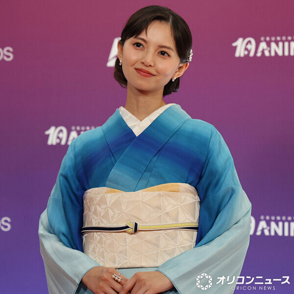 【CAA】齋藤飛鳥、涼やか“青グラデ着物”姿で登場　ひときわ目を引く透明感で魅了