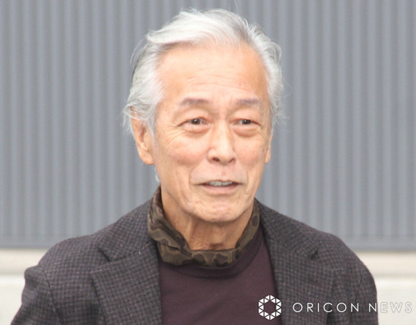 75歳・岩城滉一、8年かけて探し出した“愛車”に「大事に死ぬまで乗っていたい」　55年前の“世界的名車”に白スーツで乗り込みドライブ