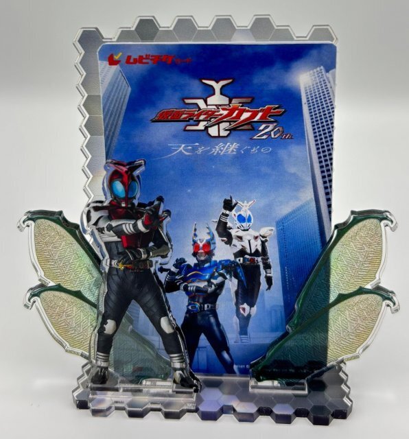 『仮面ライダーカブト20th』アクリルスタンド付きムビチケ発売　OPイントロの“羽”とカブトがセット