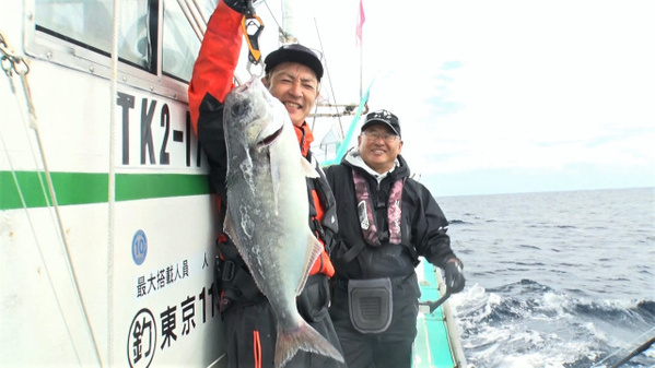 つるの剛士、大型カンパチと勝負　手に汗握る力と力の攻防
