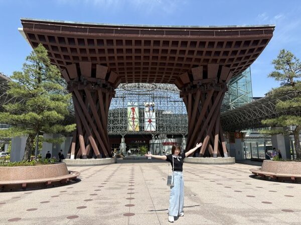 志田未来、大ファン・FRUITS ZIPPERの推しメンバー明かす　金沢の神社で推しカラーのお守り探す