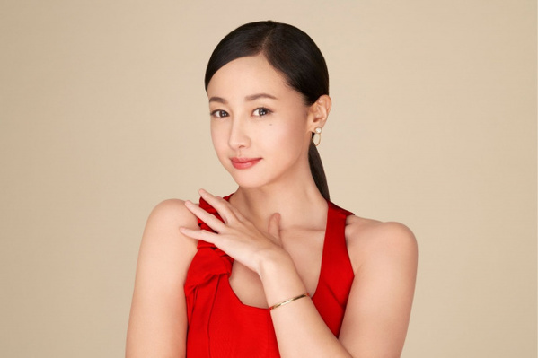 沢尻エリカ、美デコルテ映える真っ赤な輝き　美しさを保つために意識していることは「心を鍛える」