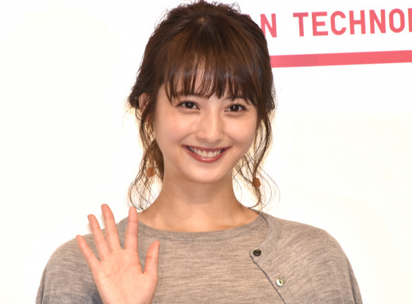 佐々木希、バスローブ姿のオフショに反響「めんこいですね～」「ほんとにかわいすぎるって〜」