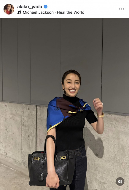 矢田亜希子、スカーフ巻いたブラックコーデを披露「スカーフをオシャレに使いこなせている」「かっこいいっす！」