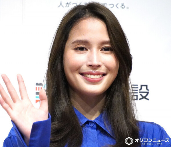 「LAでもナイス肩幅〜」広瀬アリス、デコルテあらわなショットに反響「鎖骨ラインも綺麗すぎ」「興奮が伝わってくるブレ具合」