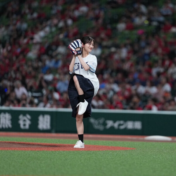 山下美月、背番号「１」で始球式　ポニテ揺らし見事な投球「この夏を西武に捧げようと思います！」