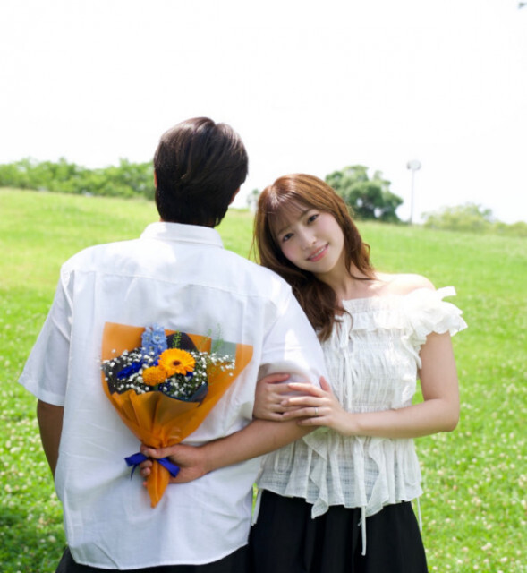 元HKT48・山下エミリー、元日本代表Jリーガー・岩崎悠人との結婚発表「それぞれの世界でより一層成長した姿をお届けできるよう」　新婚2ショットも公開