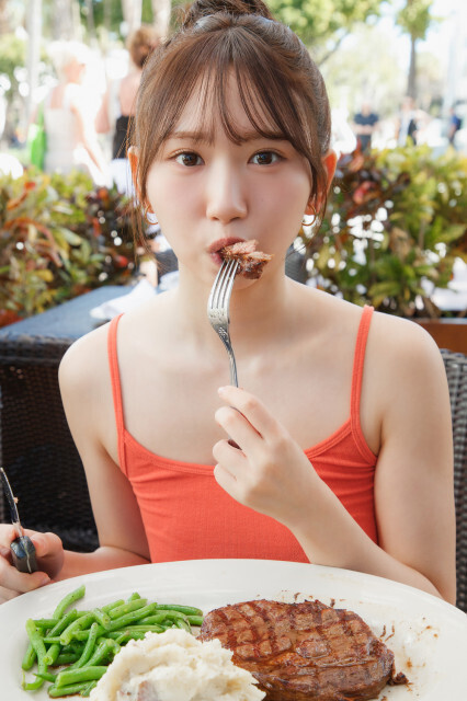 日向坂46藤嶌果歩、ステーキほおばる“もぐもぐ”カット解禁　1st写真集『果実の歩幅』