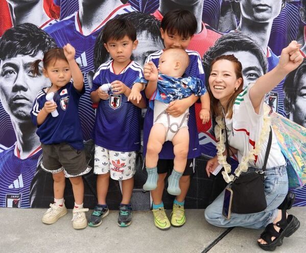 【W杯2026】キックオフ直前の渋谷、熱気高まる　休日昼間の試合　街行く人、青いユニ青いユニ青いユニ…