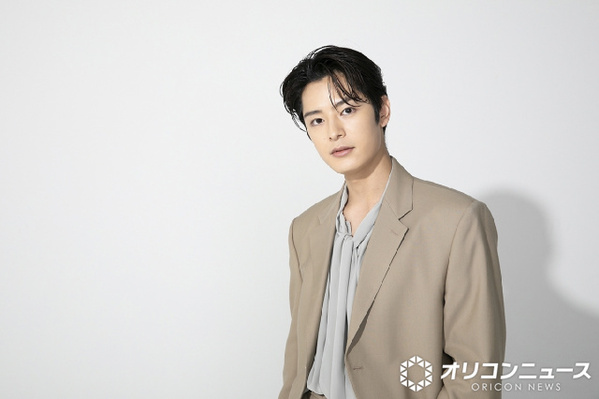31歳・塩野瑛久、“ハマっている”快眠法を明かす「トゲがいっぱいついていて」「背中に穴が空くんじゃないかってぐらい…」　効果は「気付いたら寝てる」