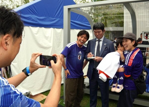 【W杯2026】「えっ本人!?」森保一監督の等身大フィギュア、激似で驚く人続々　渋谷に設置中