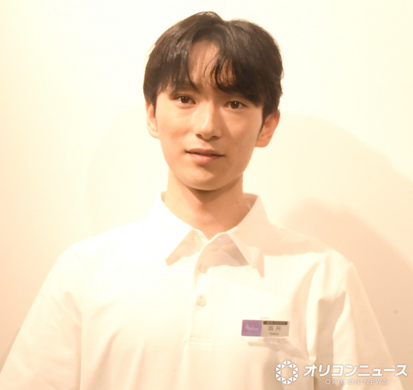 坂井瑠星「店長です」梅田の百貨店で本気の“接客”　名刺もアピール