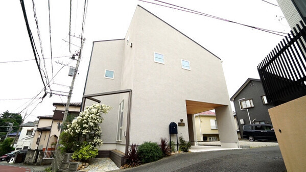 寝室に入るには“隠し扉”を通って…　設置した理由を夫が説明　28日放送『となりのスゴイ家』