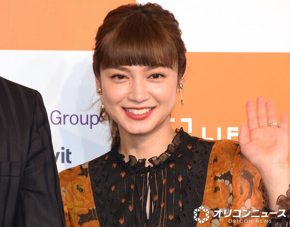 平愛梨、夫・長友佑都との「結婚式記念日」を報告　“手ハート”ポーズ決めたウエディング2ショット披露「すてき 憧れる～」「ブラボー」　今年で結婚9周年