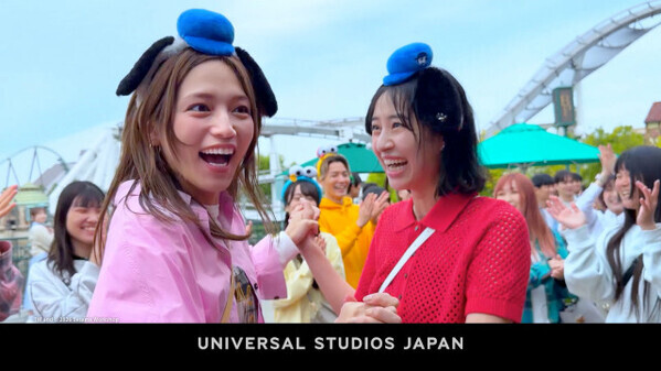 「ちょっと恥ずいかも（笑）」川口春奈、USJでカメラ忘れて素の笑顔　仲良しの岡本あずさも知らなかった顔に