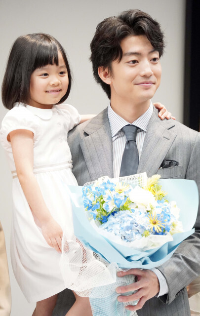 伊藤健太郎、“娘”がサプライズバースデー「来てくれたの!?」　「パパ、おめでとう」のハグも