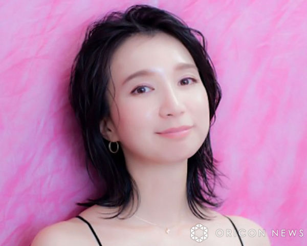 41歳・芹那、ノースリーブ×ミニ丈衣装で“絶対領域”あらわ「くびれが素敵」「かわいすぎる!!!」