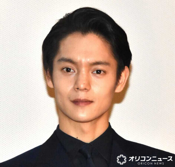 「あさみちゃん？」窪田正孝、久々投稿が話題　サングラスの“写り込み”に注目集まる「写り込んでる笑」「オシャレなツーショット！」
